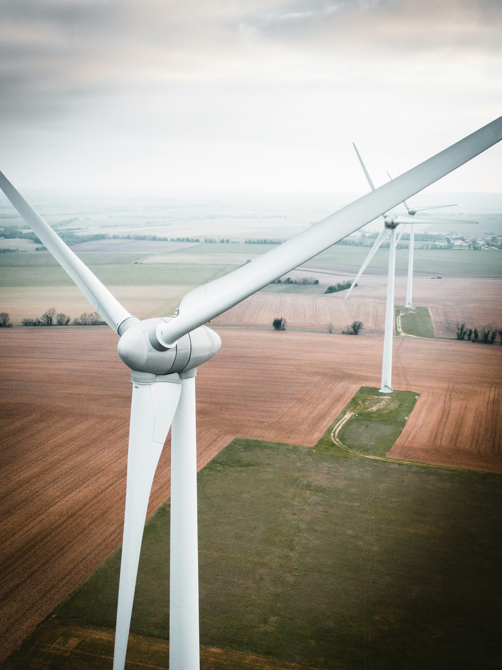 Tablero de análisis financiero con indicadores del sector energético