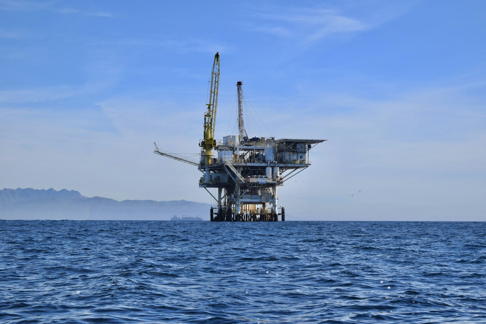 Torres de perforación de petróleo y gas en Vaca Muerta, cuenca Neuquina